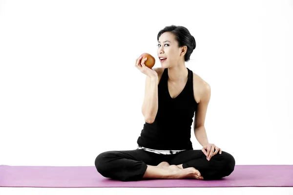 आशियाई स्त्री सफरचंद खाणे — स्टॉक फोटो, इमेज