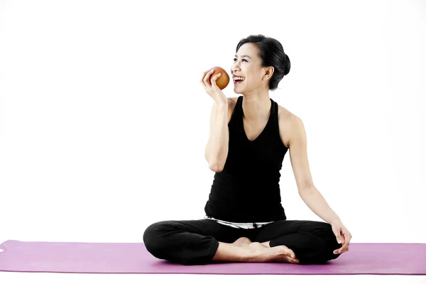 Asiatisk kvinna äter äpple — Stockfoto