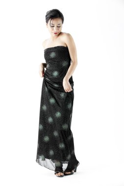 siyah gece elbisesi giymiş güzel genç kadın