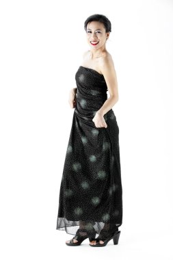 siyah gece elbisesi giymiş güzel genç kadın