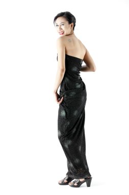 siyah gece elbisesi giymiş güzel genç kadın