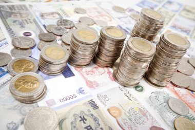 Beyaz arkaplanda bozuk para yığını