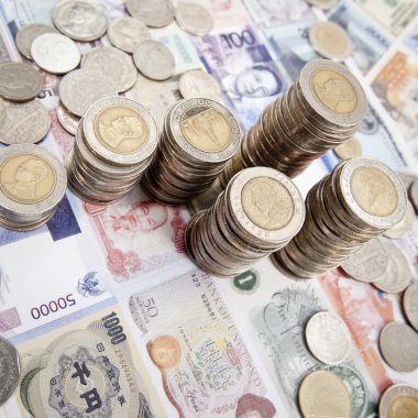 Beyaz arkaplanda bozuk para yığını