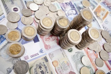 Beyaz arkaplanda bozuk para yığını