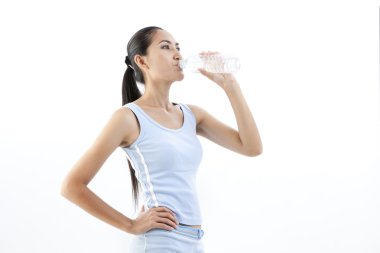 Sportif kadın içme suyu, beyaz arka planı izole