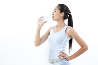Sportif kadın içme suyu, beyaz arka planı izole