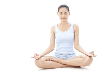 yoga egzersiz yaparak oldukça genç bir kadın portresi
