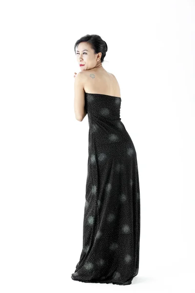 Mulher bonita vestindo um vestido de noite preto — Fotografia de Stock