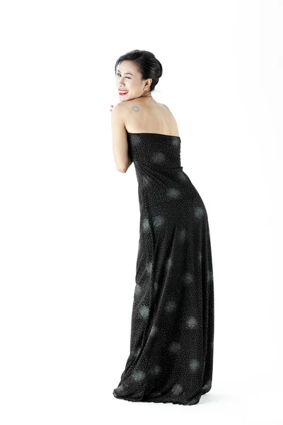 Schöne junge Frau in einem schwarzen Abendkleid — Stockfoto