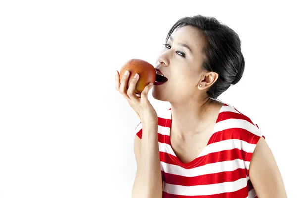 Aziatische vrouw eet appel — Stockfoto