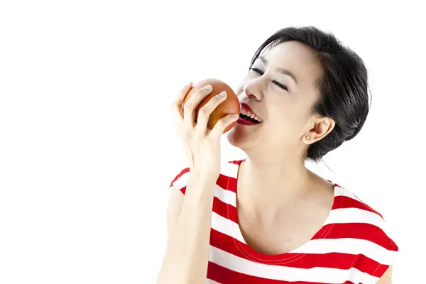 Aziatische vrouw eet appel — Stockfoto