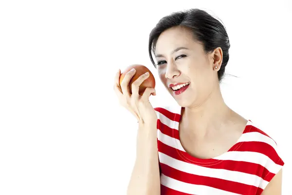 Mulher asiática comer maçã — Fotografia de Stock