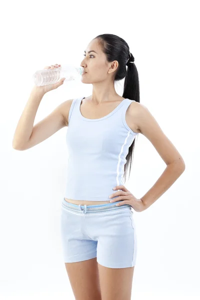 Deportiva mujer agua potable, aislado sobre fondo blanco — Foto de Stock