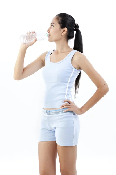 Sportieve vrouw drinkwater, geïsoleerd tegen witte achtergrond — Stockfoto