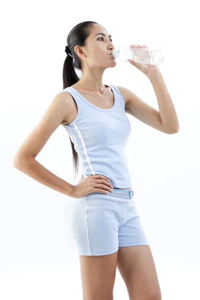 Deportiva mujer agua potable, aislado sobre fondo blanco — Foto de Stock