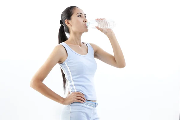 白い背景に対して隔離されるスポーティな女性飲料水 — ストック写真