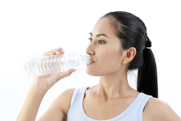 Deportiva mujer agua potable, aislado sobre fondo blanco — Foto de Stock