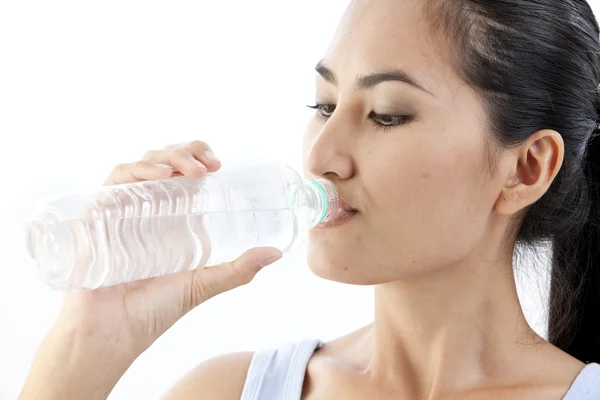 Donna sportiva che beve acqua, isolata sullo sfondo bianco — Foto Stock