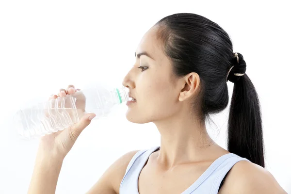 运动型女人的饮用水，孤立白色背景 — 图库照片