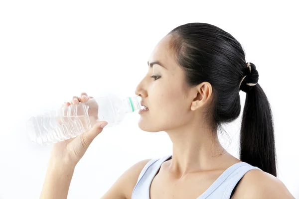 Sportiga kvinnan dricksvatten, isolerat mot vit bakgrund — Stockfoto