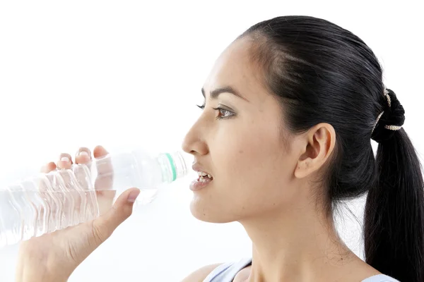 Mulher desportiva água potável, isolado contra fundo branco — Fotografia de Stock