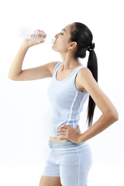 Mulher desportiva água potável, isolado contra fundo branco — Fotografia de Stock