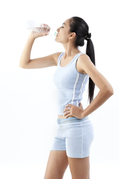 Deportiva mujer agua potable, aislado sobre fondo blanco — Foto de Stock