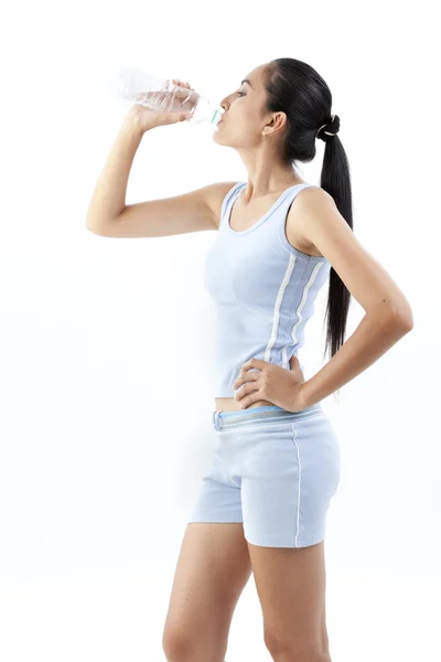 Mulher desportiva água potável, isolado contra fundo branco — Fotografia de Stock