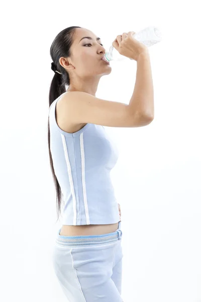 Deportiva mujer agua potable, aislado sobre fondo blanco —  Fotos de Stock