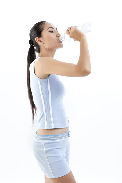 Sportieve vrouw drinkwater, geïsoleerd tegen witte achtergrond — Stockfoto
