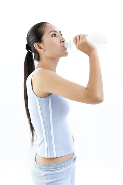 Sportovní žena pitnou vodu, izolované proti Bílému pozadí — Stock fotografie
