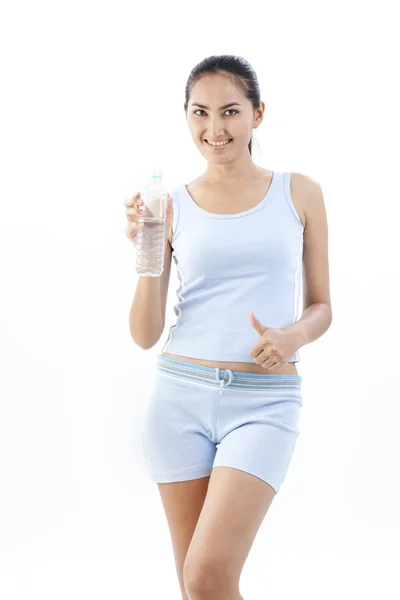 Спортивная женщина питьевой воды, изолированные на белом фоне — стоковое фото