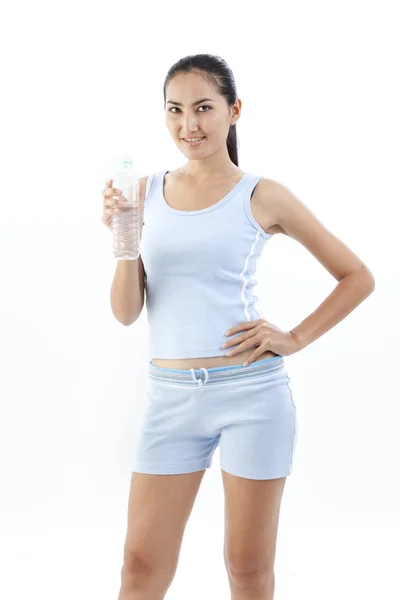 Donna sportiva che beve acqua, isolata sullo sfondo bianco — Foto Stock