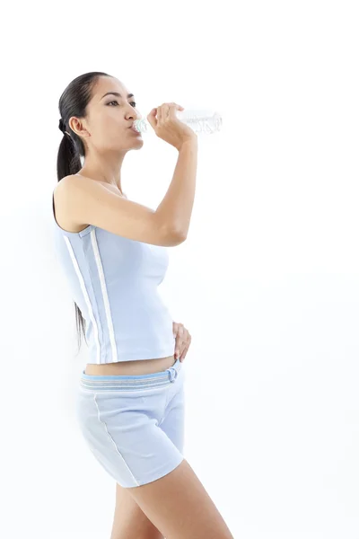Спортивная женщина питьевой воды, изолированные на белом фоне — стоковое фото