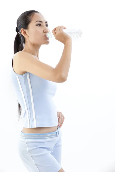 Donna sportiva che beve acqua, isolata sullo sfondo bianco — Foto Stock