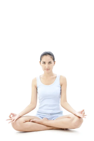 Yoga egzersiz yaparak oldukça genç bir kadın portresi — Stok fotoğraf