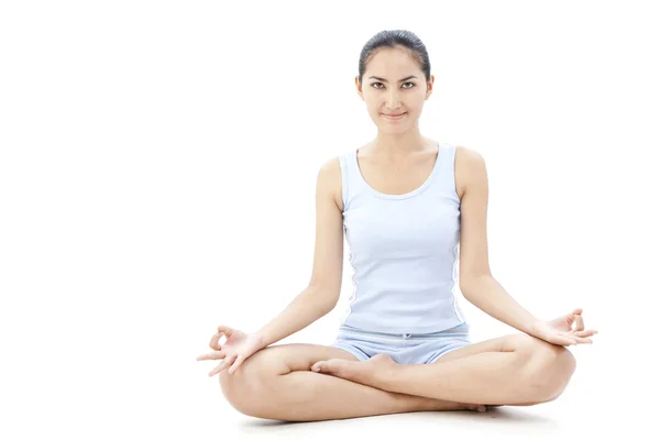 Retrato de una joven bonita haciendo ejercicio de yoga — Foto de Stock