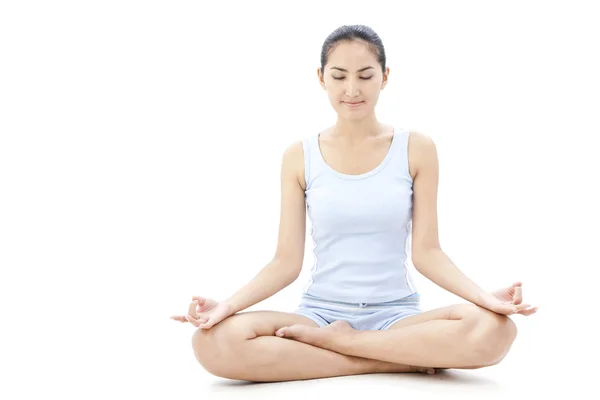 Retrato de una joven bonita haciendo ejercicio de yoga — Foto de Stock