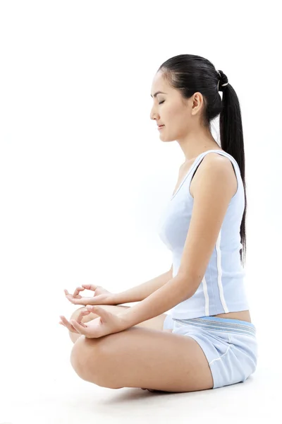 Retrato de una joven bonita haciendo ejercicio de yoga — Foto de Stock