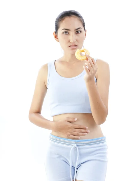 饮食控股甜甜圈的女人 — 图库照片