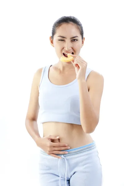 Mulher da dieta segurando donut — Fotografia de Stock