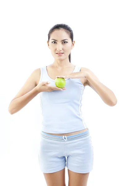 Mooie Aziatische vrouw met groene apple op wit — Stockfoto