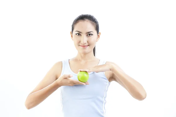 Mooie Aziatische vrouw met groene apple op wit — Stockfoto