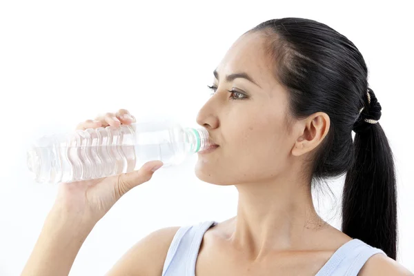 Sportovní žena pitnou vodu, izolované proti Bílému pozadí Stock Snímky