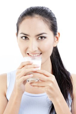 Kadın süt içiyor. bir bardak süt keyfi mutlu ve gülümseyen güzel genç kadın.