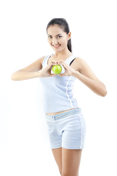 Schöne asiatische Frau hält grünen Apfel auf weiß — Stockfoto