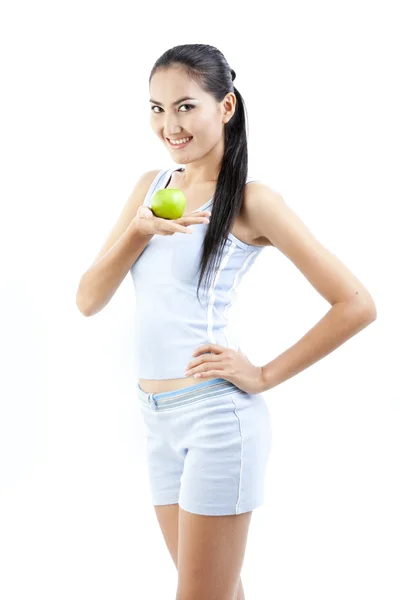 Bella donna asiatica mangiare mela verde su bianco — Foto Stock