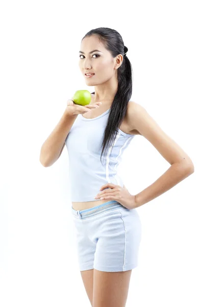 Bella donna asiatica mangiare mela verde su bianco — Foto Stock