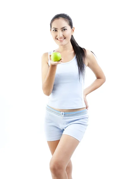 Mooie Aziatische vrouw met groene apple op wit — Stockfoto