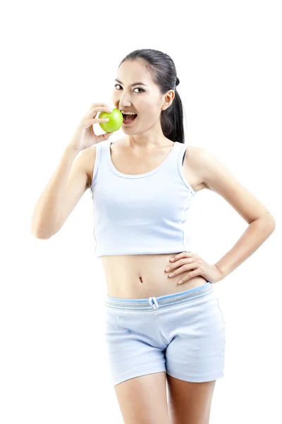 Красивая азиатская женщина держит яблоко в руке на белом фоне — стоковое фото